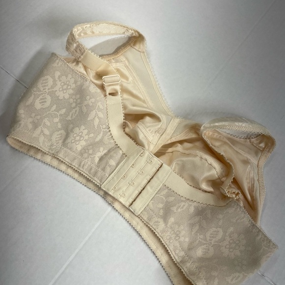 😍Playtex Cream Wireless Bra with Wide Straps in new condition with out tags - Picture 2 of 3